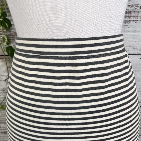 Max Studio Skirt size Medium Gray White Striped Pencil Jersey Stretch Knee Slim - Picture 4 of 10
